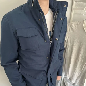 Oscar Jacobsson Field jacka - Hej, säljer nu denna sjukt snygga Field jackan från Oscar Jacobsson som är perfekt för våren! | Storlek: Xs men sitter som S-M | Skick: 10/10, inga defekter 