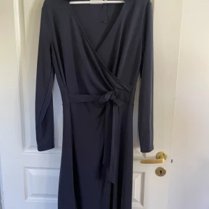 Stilren mörkgrå klänning - InWear - Helt ny klänning från InWear. Nypris 1600:-