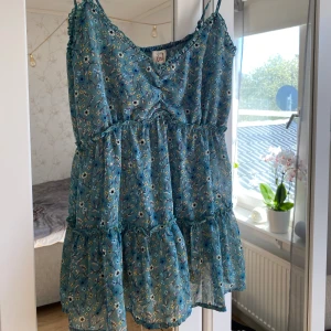 Somrig topp - Somrig topp i superfint mönster. Står ingen storlek men passar S-L beroende på hur man vill att den sitter. 