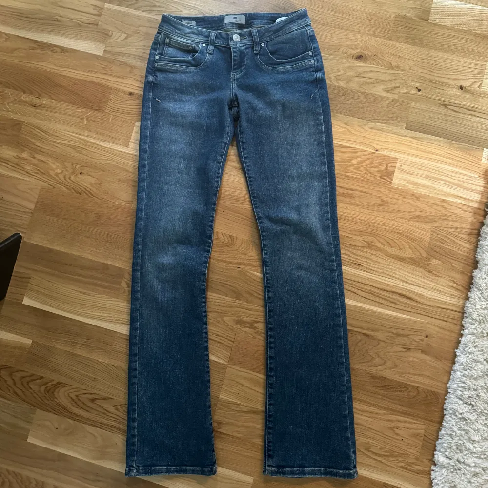 Säljer ett par Low waisted bootcut jeans ifrån ltb, modellen valerie. Färgen heter blir addict. Använda 1-2 gånger Max, ser helt nya ut. Populära och slutsålda jeans, köpta för 915kr.. Jeans & Byxor.