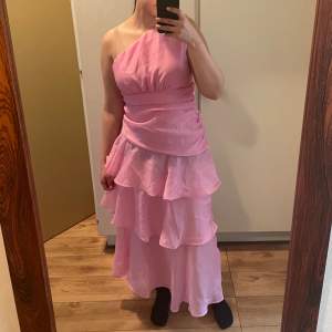 Så fin rosa maxi klänning med superfina detaljer. För stor för mig och passar inte riktigt min kroppstyp men helt otrolig🌸