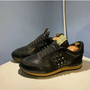 Valentino rockrunner  - Tja! Säljer nu dessa feta valentino skorna pga att jag inte använder de längre🌟Skick 8,5/10. Mitt pris 1150kr. 🌟 