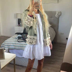 Vår och sommar jacka  - Säljer denna super fina vår/sommar jackan från Zara. Köpt av en annan på plick. Storlek M men är liten i passformen 💕