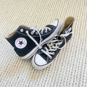 Converse  - Svarta Converse använt fåtal gånger. Inge defekter endast lite smutsiga. De är i storlek 37,5