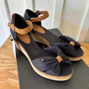 Nya Tommy Hilfiger sandaler storlek 40🌸