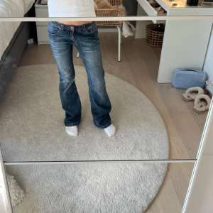 Lågmidjade bootcut jeans  - Jättesnygga lågmidjade bootcut jeans, defekter förekommer kom privat för fler bilder💗💗💗 Innerbenslängd: ca 75cm, midjemått: ca 36cm rakt över, säljer fler jeans så kolla min profil