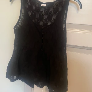Svart spetstopp - Svart spetstopp från Gina tricot i storlek 36.