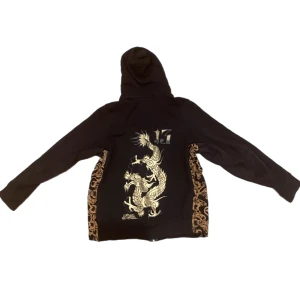 Ed hardy x Ecko hoodie - Skit snygg ed hardy/ecko hoodie som du aldrig kommer se någon annanstans. Jag är 180 på bilden den är storlek M kom privat för fler bilder