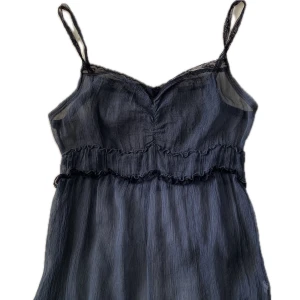 Söt blå topp - Den är väldigt tunn, genomskinlig. Funkar att ha bara bh under eller att kanske slänga på sig på stranden! Perfekt för sommaren. Köpt på humana men aldrig använt. Står storlek L på den men passar mig som har s/m. 🌸