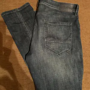 Hej, säljer nu mina Jack and Jones jeans i modellen Glenn/slim då de är förstora. Stl 36/32 men sitter som 34/32. Nypris är kring 800kr och säljer för 220kr + frakt som köparen står för. Vid funderingar eller fler bilder är det bara att skriva.