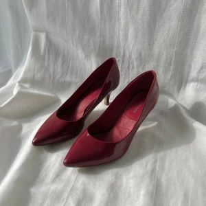 Vinröda klackskor - Vinröda klacksor från Graceland. Har flera defekter, därav priset, men fortfarande bra skick. Klack: 6 cm. Fotsula: ca 24,5 cm 🍒