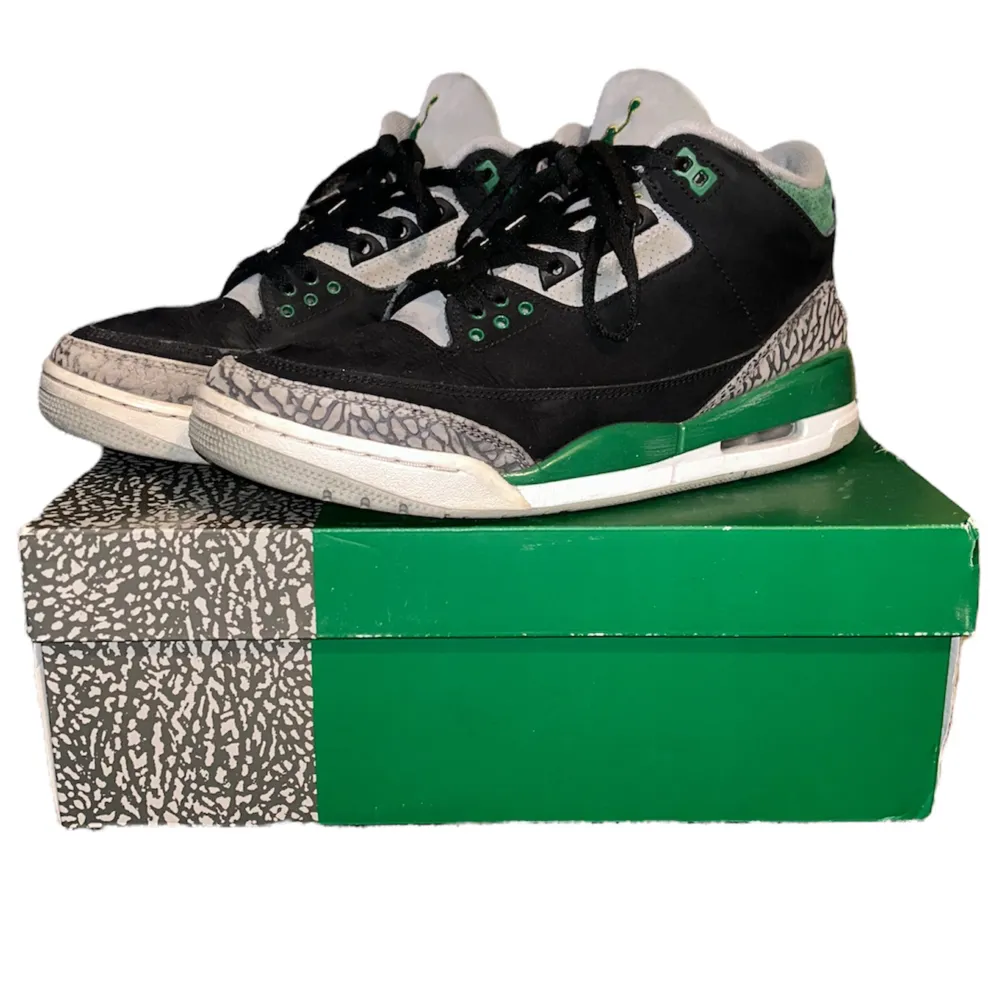 Pine green Nike Air Jordan 3 Retro i strl 42,5 ganska bra skick, inte alls trasiga bara lite smutsiga, orginalboxen ingår, skorna är äkta, köpta från oqium.se. Skor.