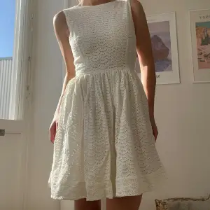 Säljer denna otroligt fina vita klänningen, perfekt studentklänning! Sparsamt använd så i väldigt fint skick. Passar storlek XS-S. Går att köpa direkt⭐️⭐️