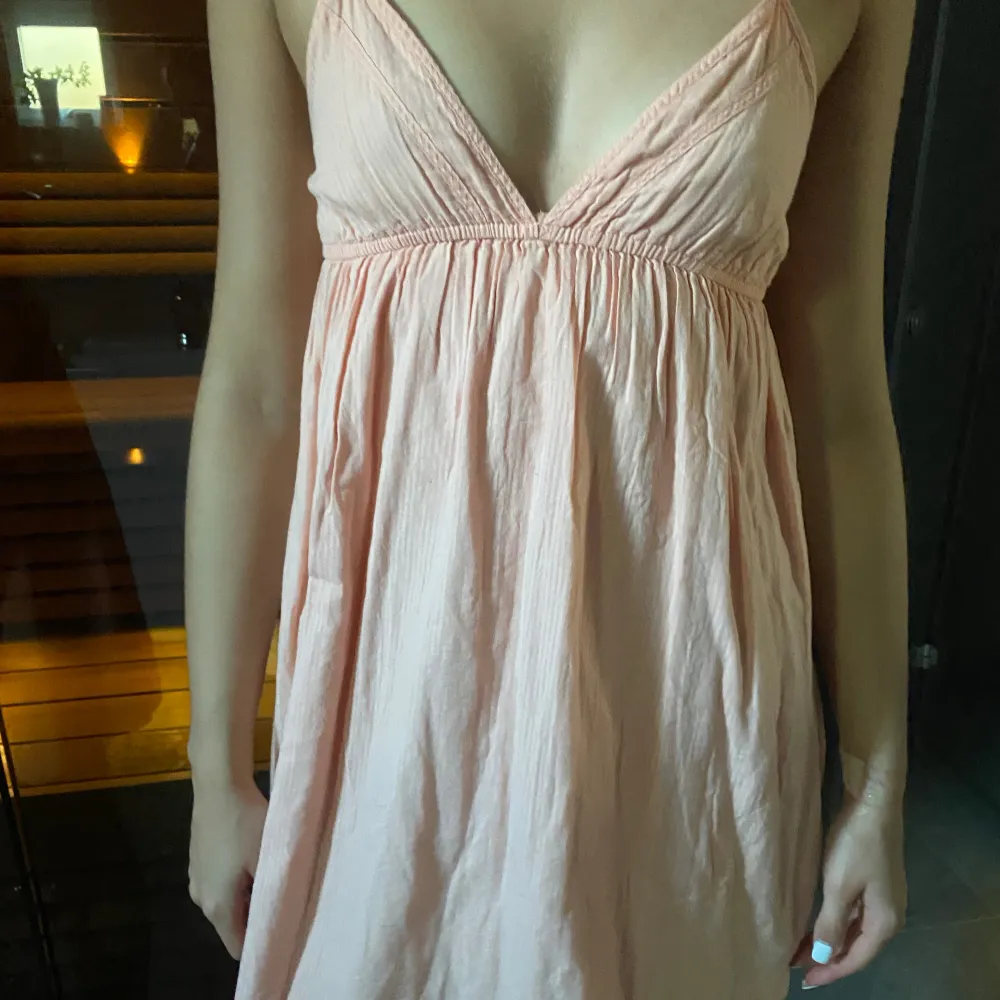 Supersöt kort klänning i en superfin ljusrosa färg❤️💕. Klänningar.