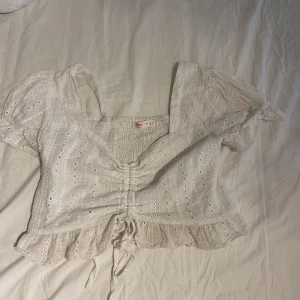 Gullig sommartopp - Perfekt topp nu inför sommaren! Storlek 38 men skulle säga att den är lite liten i storlek! 50kr + frakt💕 