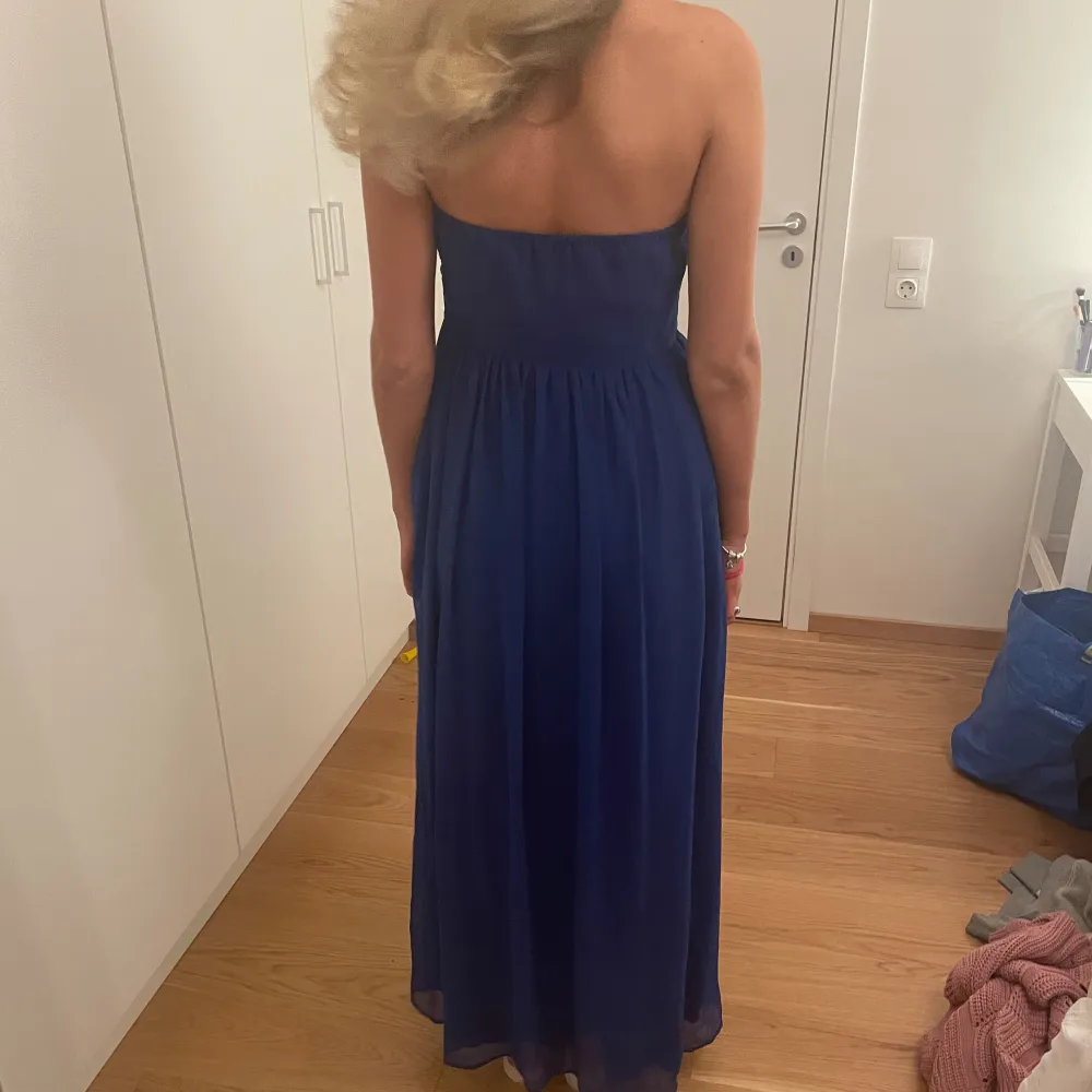 Säljer denna jättefina blå balklänningen i strl M! Den är i jättefint skick, Kontakta för mer information💕. Klänningar.