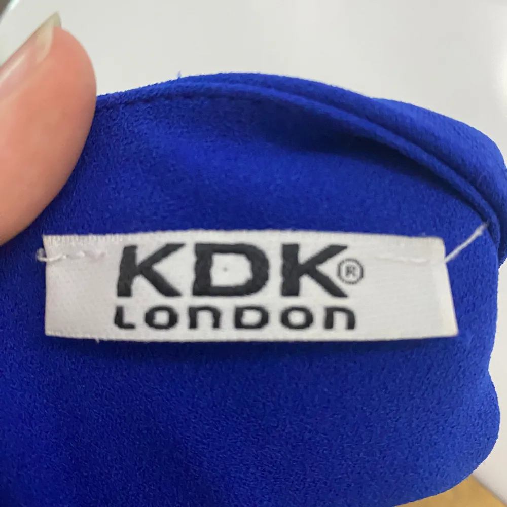 Snygg balklänning från KDK London. Originalpris ca 3500kr och använd endast två gånger. Väldigt lång och stretchig så passar många kroppstyper. Klänningar.