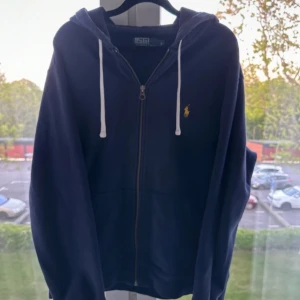 Ralph lauren zip  - Hej! Jag säljer nu denna galet feta Ralph lauren zippen för endast 300kr den är helt ny och har knappast använts. Den är välbevarad och redo för sin nya ägare. Storleken är L men passar även M. Vid minsta fråga eller fundering kontakta gärna mig! Mvh