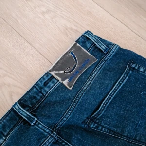 Jacob Cohen 696 - Jeans från Jacob Cohën | Storlek: 32 (sitter som 30/33) - Skicket på jeansen är väldigt bra. – Mitt pris: 1199kr - Nypris: 5,499kr 