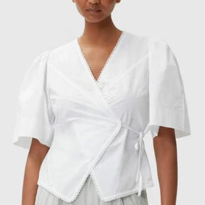 Ganni topp - Söker denna topp från Ganni, i svart eller vit! Storlek xs/s!! 