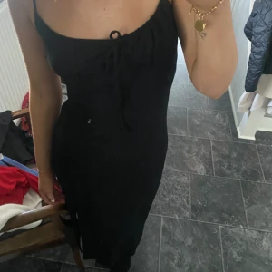 Klänning - svart midi klänning från mango som jag köpte förra sommaren men har redan en liknande, den har en slitt och banden går att ställa in🩷köpte den för 499kr