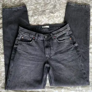Ett par supersnygga midwaist jeans ifrån ginatricot, straight modell💗