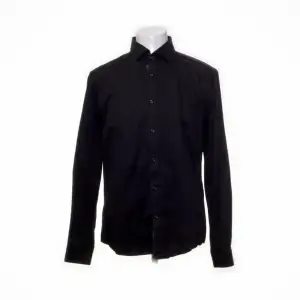 svart herr-skjorta i strl XL!!🫶🏼