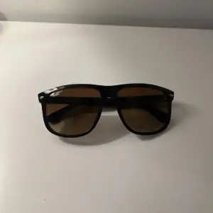 Otroligt fina och sparsamt använda rayban - boyfriend solglasögon i färgen brunt