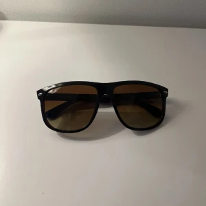 Rayban boyfriend  - Otroligt fina och sparsamt använda rayban - boyfriend solglasögon i färgen brunt Slutsålda överallt och fint skick! Priset är 800 inget prut Fodral finns