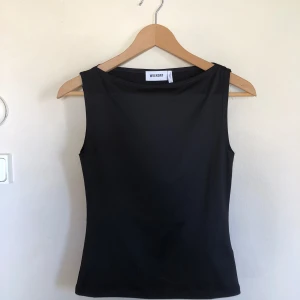 Weekday Boatneck Annie Tank  - Fint boatneck linne i storlek S. Har bara används vid enstaka tillfälle så det är i fint skick.  Köpt för 500kr.