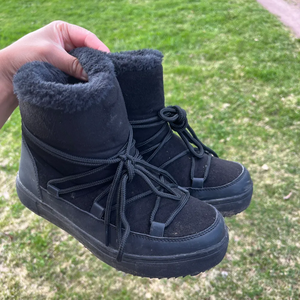 Ett par svarta supersköna skor från Nelly. Använda två gånger, i storlek 36🌸. Skor.