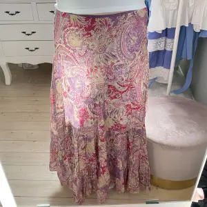 Såå unik och fin kjol från Ralph Lauren. Den är storlek 16 ursprungligen men har sytt in den till midjemått 39cm och längden 90cm, den har även resår! Jätte bra skick, det är min mammas gamla🫶🏻