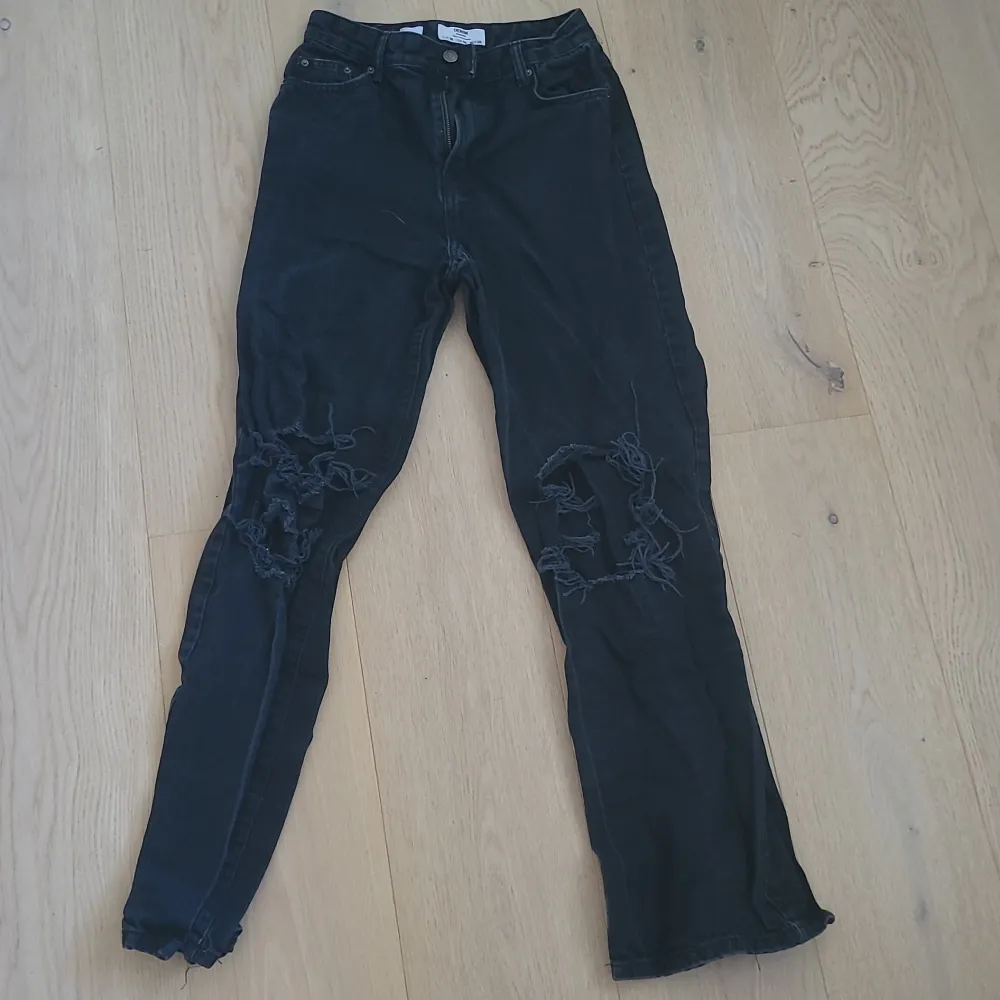 Svarta jeans Bershka 90's💗 skriv om du har frågor! 🥰 strl 38. Jeans & Byxor.