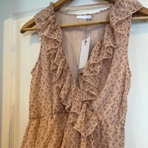 Jätte fin klänning  - Aldrig använd, prislappen sitter fortfarande kvar! Storlek 36