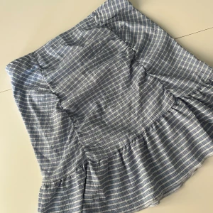 Rutig kjol  - En blå vit rutig kjol med volangkant ☀️