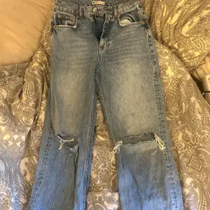 Midwaist jeans från Gina som inte längre är till användning! Köptes för 499kr.  Skriv privat för fler bilder eller vid frågor!;)  