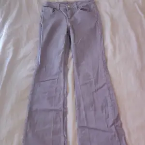 Jeans köpta på h&m. Rätt skrynkliga på bilden men kommer strykas innan leverans!!🙃 