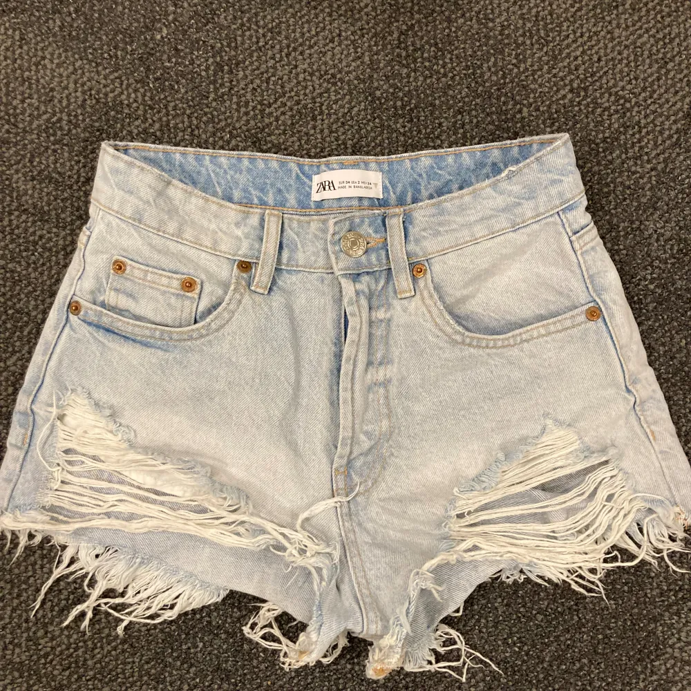 jättesnygga jeans shorts från zara, använt 3-5 gånger och i bra skick💗  ordinarie pris 349 kr. Modellen på shortsen är högmidjat men de går att ha de som mer lågmidjat. Shorts.