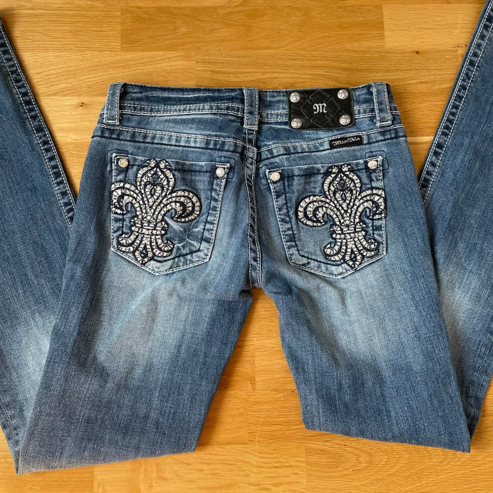 Så snygga miss me jeans, dom är utsvängda och lågmidjade med as coola detaljer. Midjemåttet är 37cm och innerbenslängden är 82cm. Skriv om du undrar något💗. Jeans & Byxor.