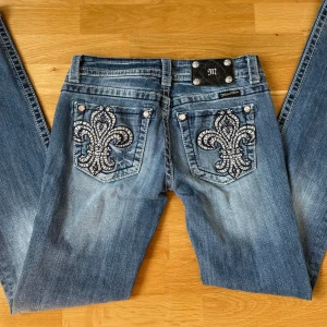 Miss me jeans  - Så snygga miss me jeans, dom är utsvängda och lågmidjade med as coola detaljer. Midjemåttet är 37cm och innerbenslängden är 82cm. Skriv om du undrar något💗