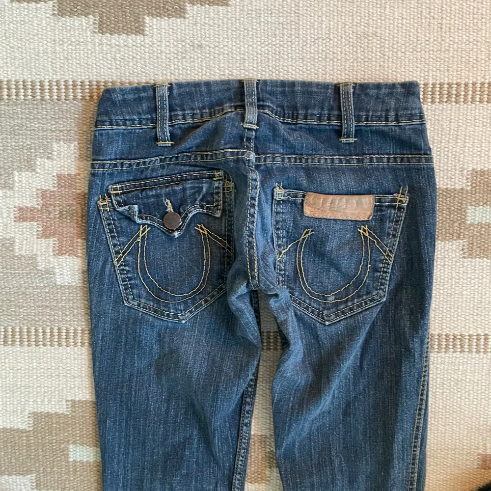 trendiga coola true religion jeans! midja rakt över: 33cm innerben: 74cm. Jeans & Byxor.