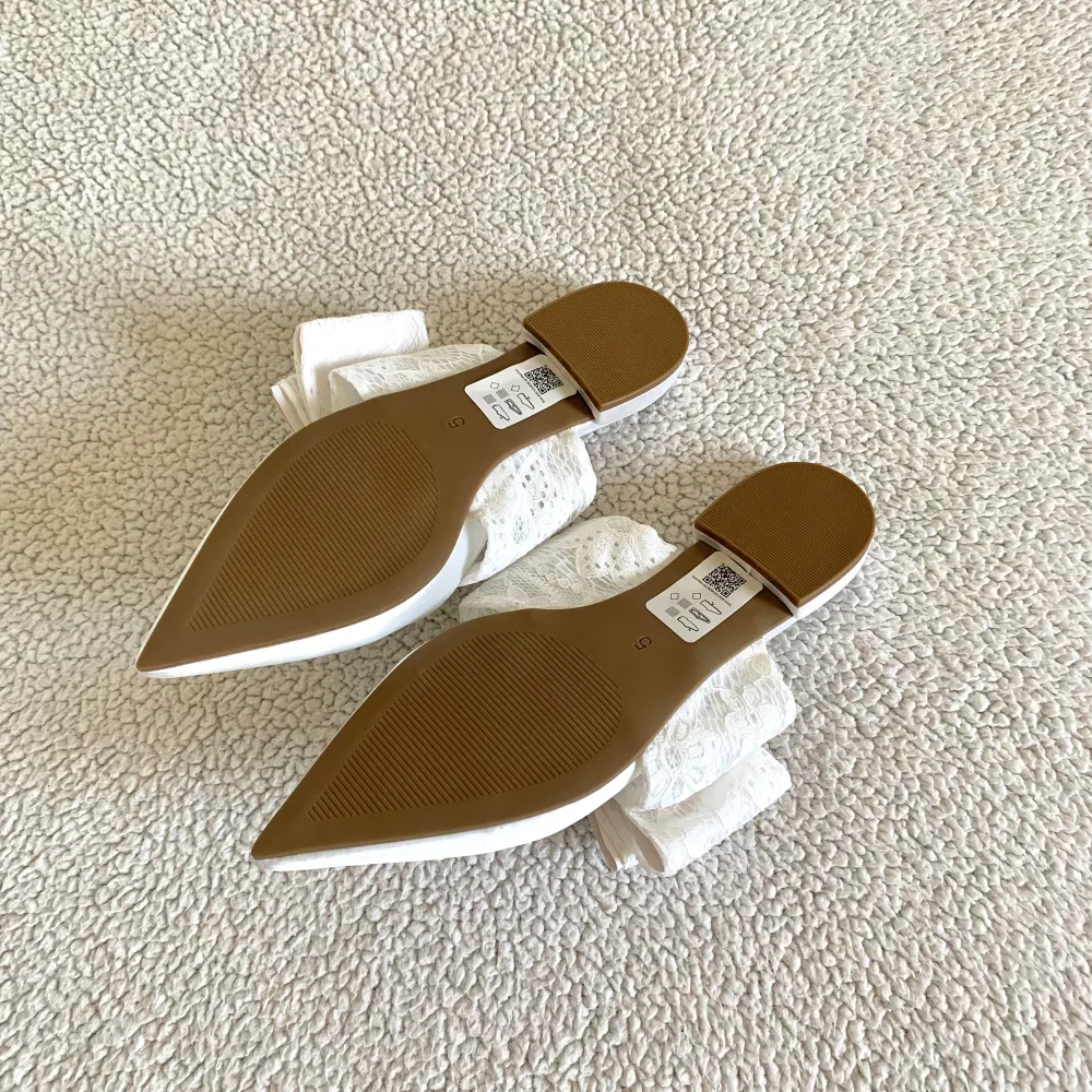 Otroligt vackra sandaler från ASOS Design med en rosett av spets. Passar såväl till bröllopet eller studenten. Aldrig använda, utan anmärkningar. Väldigt bekväma 🌷 Storlek 5 (motsvarar 38).. Skor.