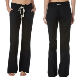 Linnebyxor från Roxy  - Hej! Jag säljer nu mina svarta linnebyxor då de inte är nog långa för mig, jag är ca 177 och har väldigt långa ben. Jag skulle säga att de skulle passa 170 och nedåt. Skriv gärna om du har några funderingar eller frågor!!💖 ( bilden är lånad )