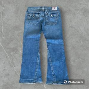 JOEY flared true religion jeans 😻 mått: midja 41cm, innerbenslängd 75cm