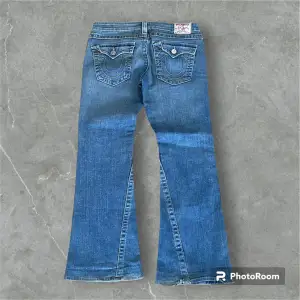 JOEY flared true religion jeans 😻 mått: midja 41cm, innerbenslängd 75cm