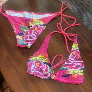 Ed Hardy bikini - Ed hardy bikini i rosa perfekt för sommaren💖 står att det är storlek XL men skulle säga att den sitter som en XS-M, aldrig använd och inga defekter