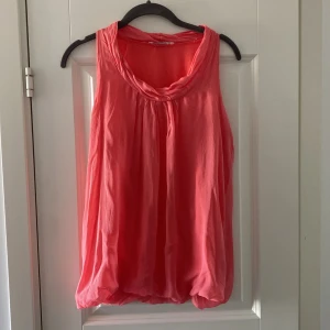 Blus - Fin silkesblus från Chelsea i storlek S. Har ett hål på sidan men går att fixa lätt. 
