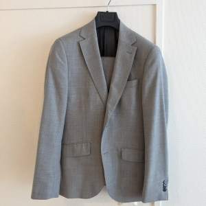 Fin Riley kostymset i fin grå färg. Använd endast 2-4 gånger. Storlek 48 på både jacka och byxor.  Inköpspris: 1999