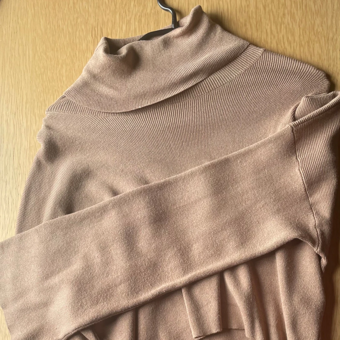 Croppad mörkbeige polo