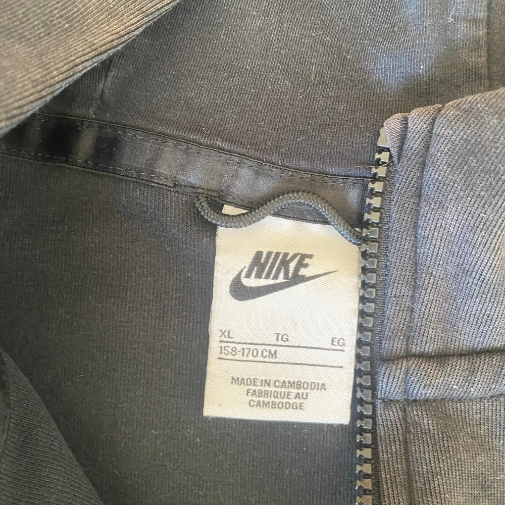 Svart Nike tech fleece storlek 158-170cm pris kan diskuteras. Hoodies.